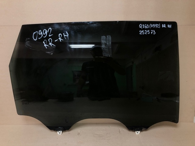 Стекло задней правой двери 823003JA1C NISSAN