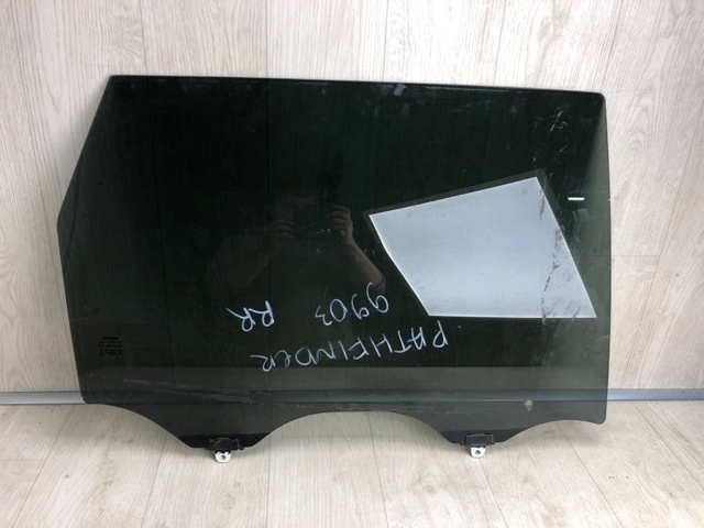 823003KA1A NISSAN Стекло двери задней правой купить в Днепр