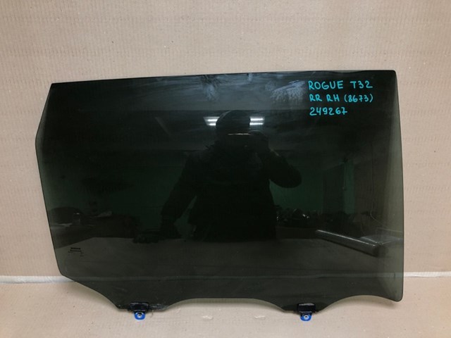 Стекло задней правой двери 823004BA0B NISSAN