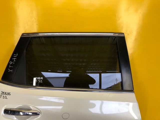 Стекло заднее правое 823004CA0A NISSAN