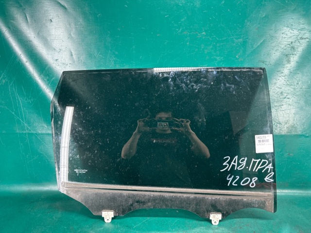 Окно задней двери 823004CA0B NISSAN