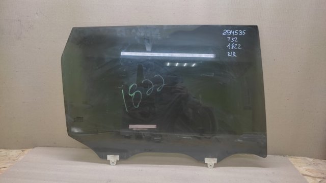 Стекло задней двери, правой 823005HK0B NISSAN