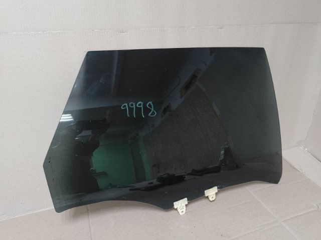 Стекло задней правой двери 82300CA000 NISSAN