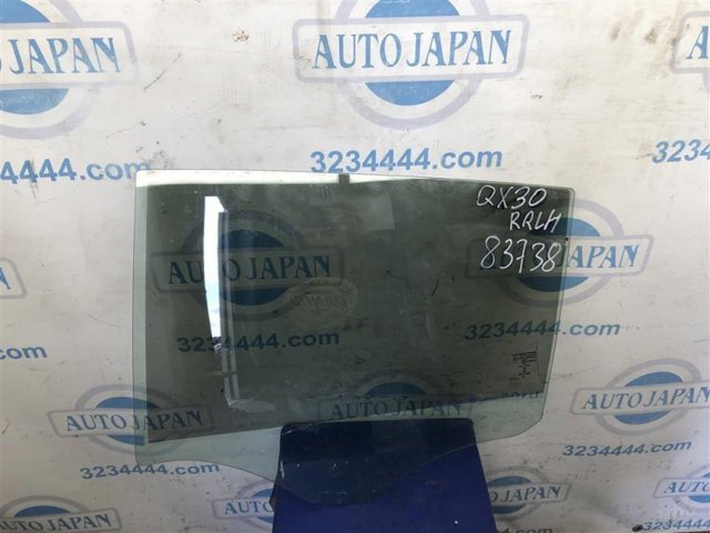 Стекло задней двери, левой 823135DA0A NISSAN