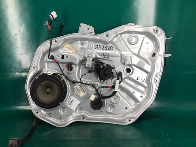 Мотор стеклоподъемника двери передней, правой 824601U000 HYUNDAI