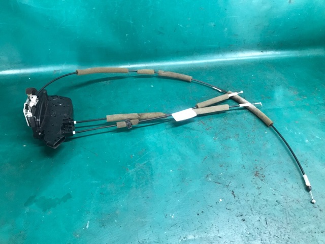 Замок задней правой двери  825001CA0A NISSAN
