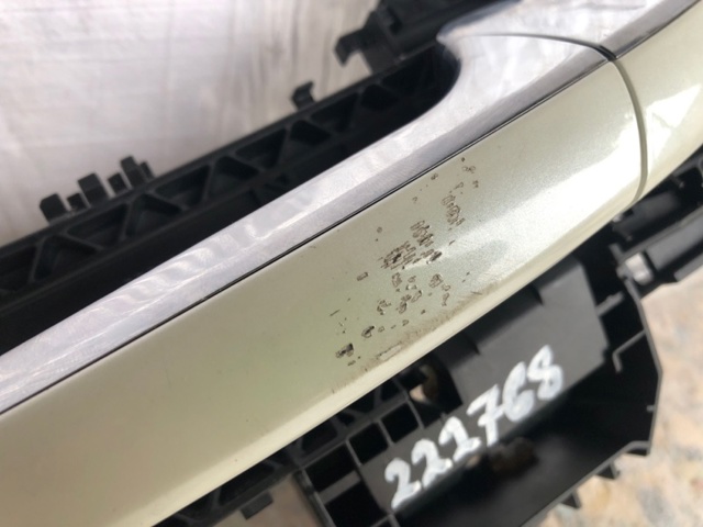 Держатель наружной ручки двери, задней левой 826115DM1A NISSAN
