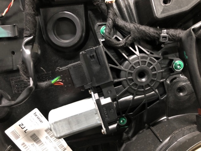 Моторчик стеклоподъемника двери задней, правой 827305DM0A NISSAN