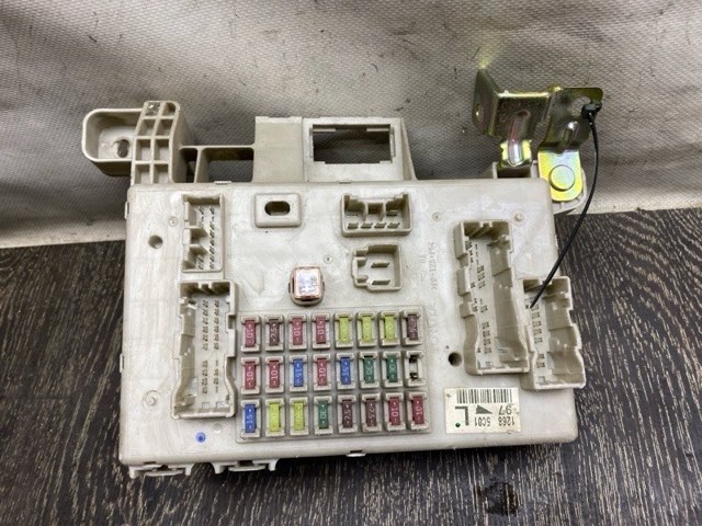 Блок предохранителей и реле 8273060110 TOYOTA