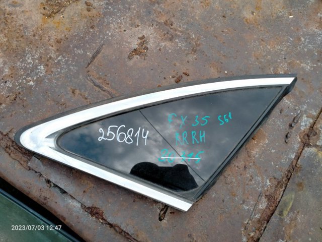 Стекло багажного отсека, правое 833001CA0A NISSAN