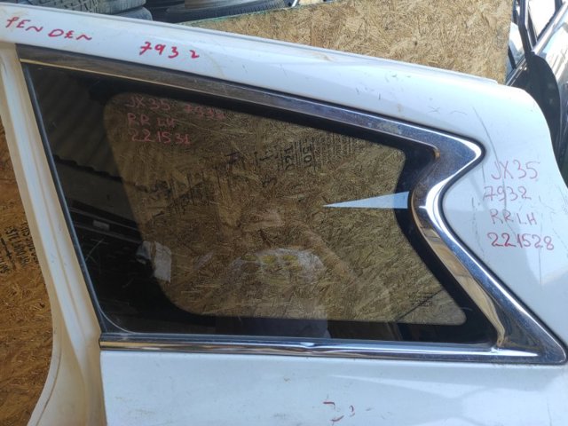 Стекло багажника, левое 833013JA0A NISSAN