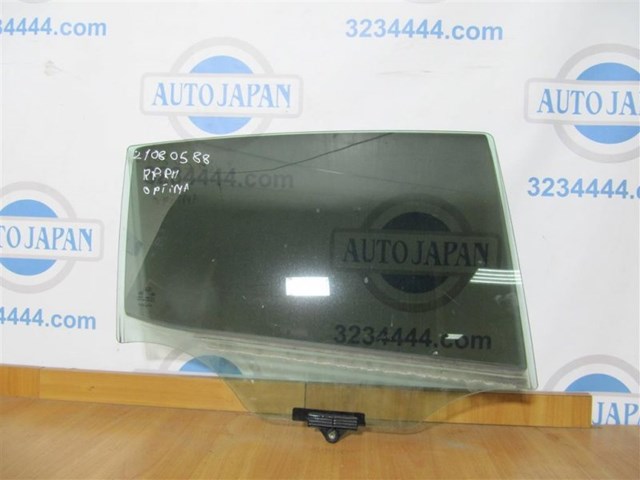 Стекло задней двери, правой 834212T010 HYUNDAI