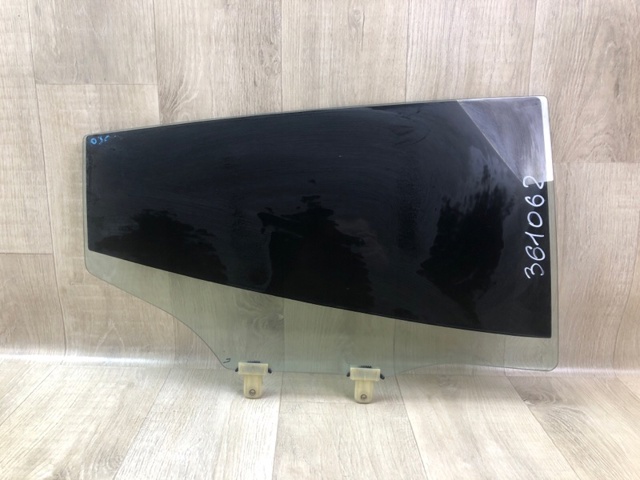 Стекло задней двери, правой 834212V000 HYUNDAI