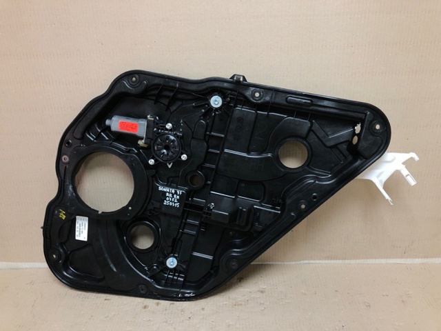 Моторчик стеклоподъемника двери задней, правой 834603S001 HYUNDAI