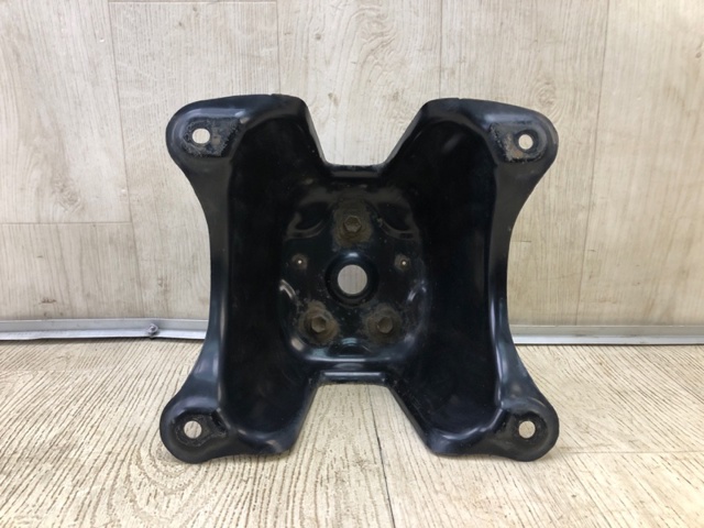 8396165J00 SUZUKI Кронштейн запасного колеса купить в Житомир