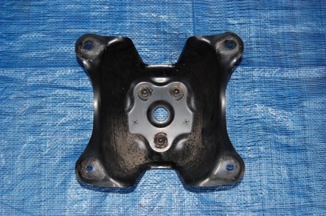 8396165J00 SUZUKI Кронштейн запасного колеса купить в Львов