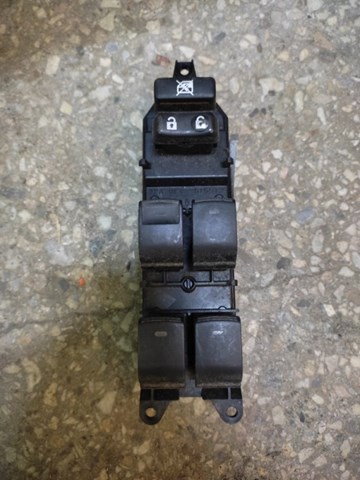 Кнопки переднего левого стекло подъёмника 8404006020 TOYOTA