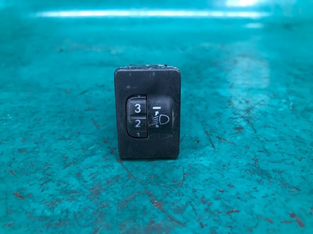 Кнопка корректора фар 8415252100 TOYOTA