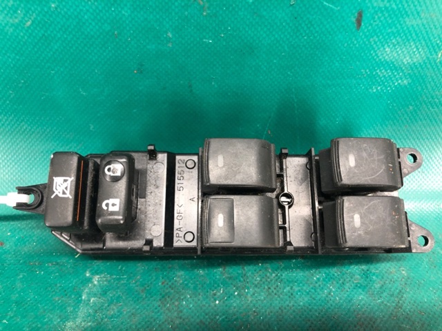 Кнопки переднего левого стеклоподъёмника 8482006071 TOYOTA