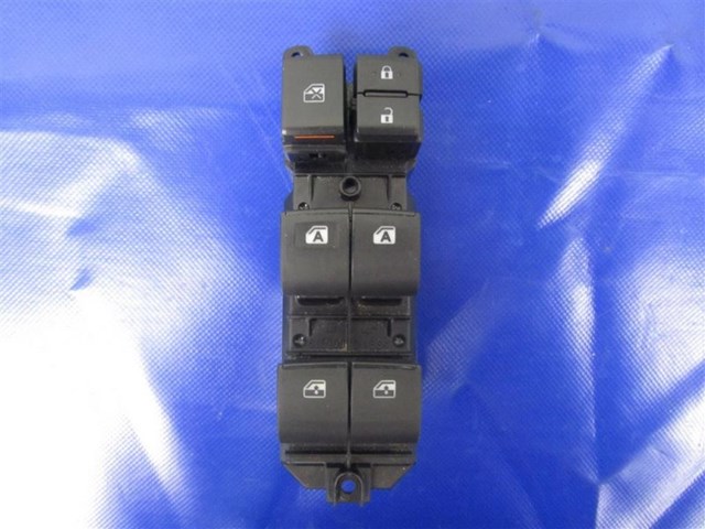 Кнопки переднего левого стекло подъёмника 8482006120 TOYOTA
