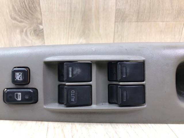 TOYOTA 8482033230 Кнопочный блок управления стеклоподъемником передний левый в наличии Ровно