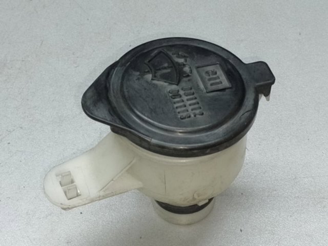 Крышка бачка омывателя Тойота Приус