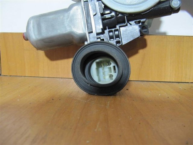 Мотор стеклоподъемника двери передней, правой 8571035180 TOYOTA