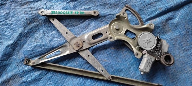 Мотор стеклоподъемника двери передней, правой 8571050100 TOYOTA