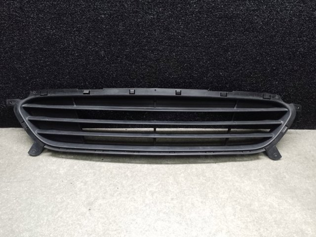 Центральная решетка переднего бампера 865611R010 HYUNDAI