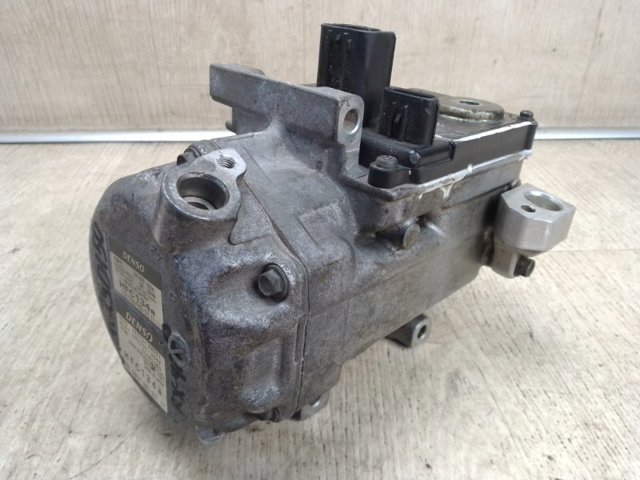 Компрессор климатической установки 8837048021 TOYOTA