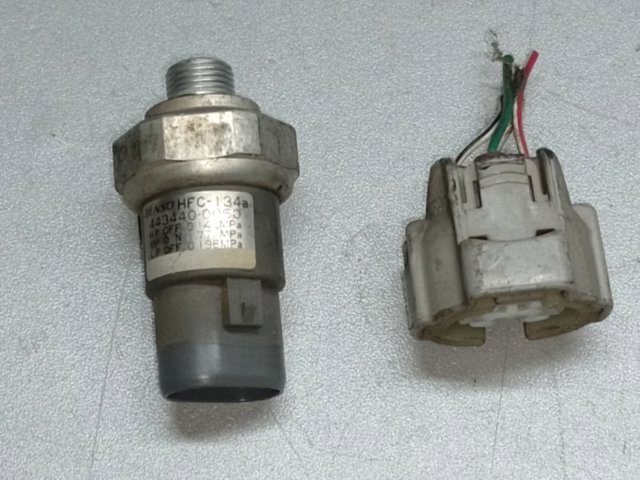 Клапан давления кондиционера 8864548020 TOYOTA