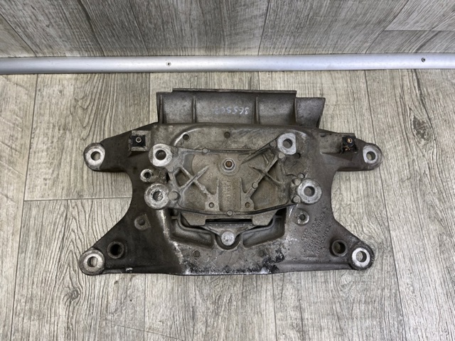 Крепление подушки коробки передач 8K0399151 VAG
