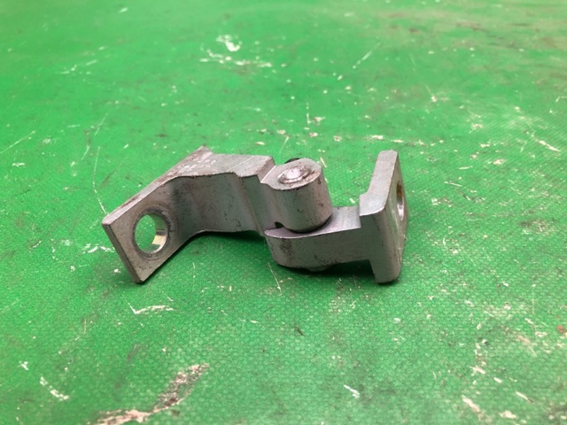 Петля двери задней правой 8K0831402A VAG