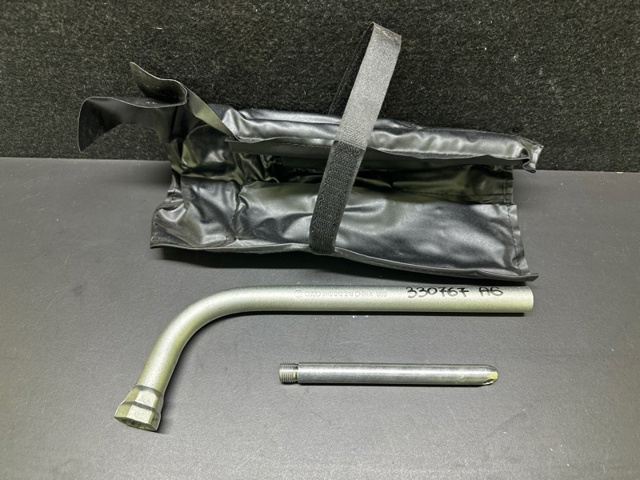 Крюк буксировочный 8N0012219 VAG