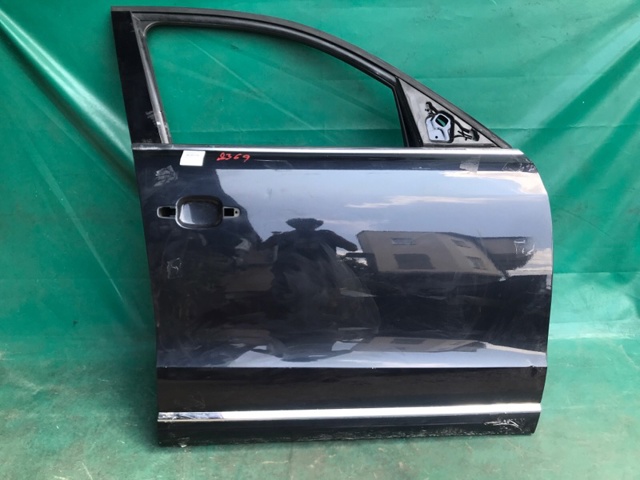 Пассажирская передняя дверь 8R0831052E VAG