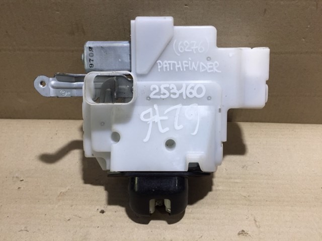 Замок и ручка двери задка 905009NC0B NISSAN