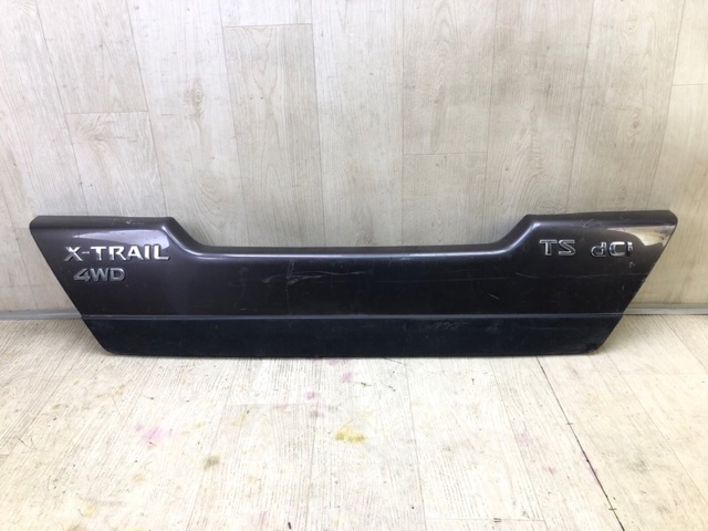 Накладка нижняя третей пятой двери 90901JG00A NISSAN
