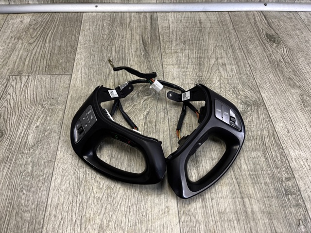 Блок кнопочных переключателей рулевого колеса 967002S305RJ5 HYUNDAI