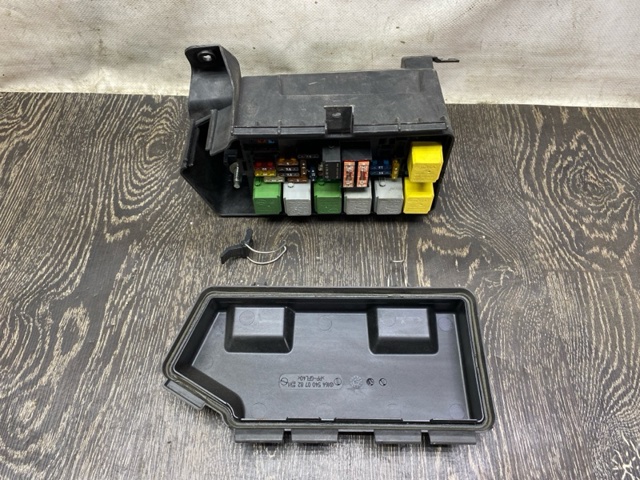 Крышка блока предохранителей A1645400782 MERCEDES