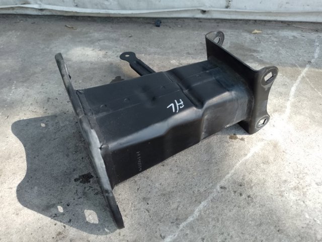 Кронштейн усилителя переднего бампера A1646201931 MERCEDES