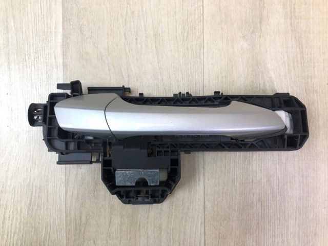 Держатель наружной ручки двери, правых дверей A2047601634 MERCEDES