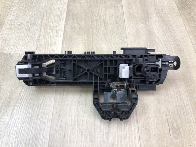 MERCEDES A2047601634 Держатель наружной ручки двери правых дверей в наличии Ужгород