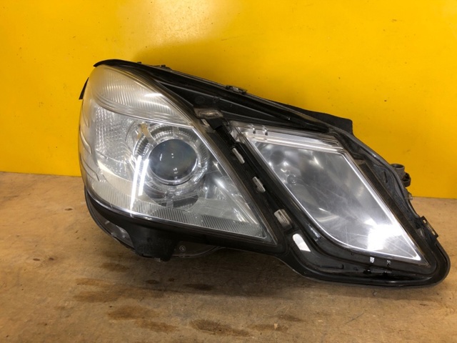 Фара передняя правая A2128208261 MERCEDES