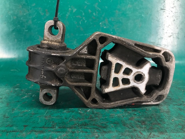 Задняя опора двигателя A2462401209 NISSAN