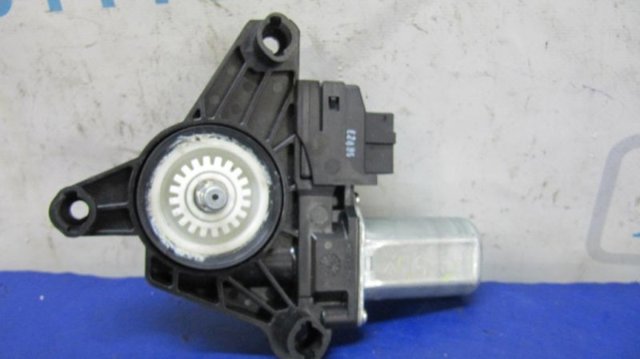 Мотор стеклоподъемника двери задней, левой A2469063100 NISSAN