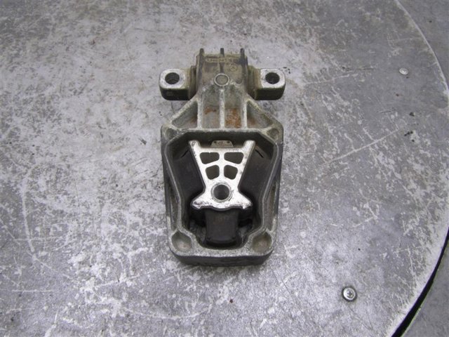 Подушка (опора) двигателя, правая задняя A2702230138 NISSAN