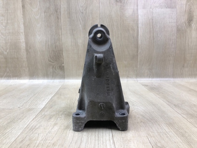 Кронштейн подушки (опоры) двигателя, левой A2742234600 MERCEDES