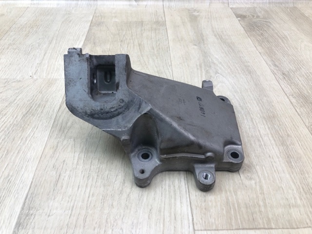 Кронштейн подушки (опоры) двигателя, правой A2782234804 MERCEDES