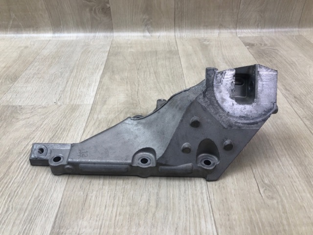 Кронштейн подушки (опоры) двигателя, левой A2782236704 MERCEDES