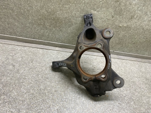 Цапфа (поворотный кулак) передний правый B45A33021 MAZDA